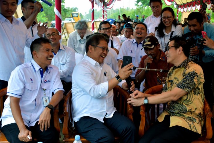 Menteri Komunikasi dan Informatika Rudiantara saat uji coba kecepatan jaringan di Morotai, Maluku Utara yang memanfaatkan infrastruktur Palapa Ring Paket Tengah, Rabu 2 Januari 2019. (Foto: Antara/Biro Humas Kominfo)