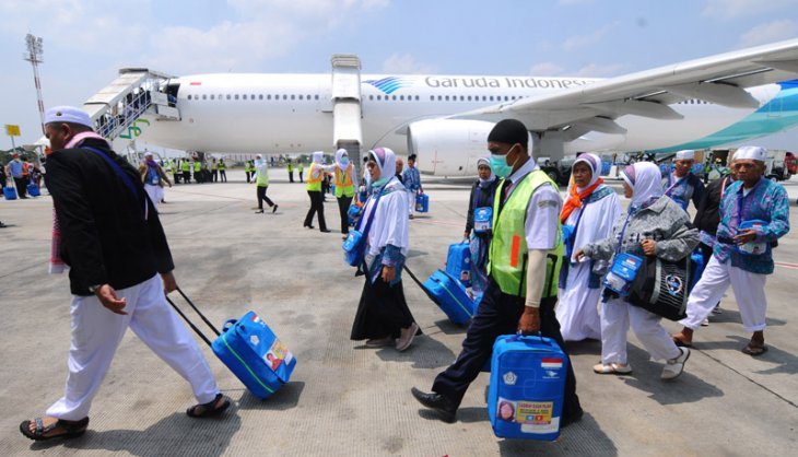 Illustrasi: Petugas mendampingi jemaah haji setibanya di tanah air di Bandara Adi Soemarmo, Boyolali, Jawa Tengah, Selasa 28 Agustus 2018. (Foto: Antara/Aloysius Jarot Nugroho)