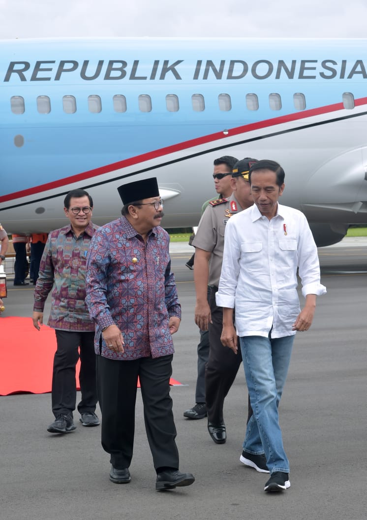 Presiden Joko Widodo disambut Gubernur Jawa Timur usai turun dari pesawat di Pangkalan TNI AU Abdul Rachman Saleh, Kabupaten Malang  (Foto: Muchlis Jr-Biro Pers Sekretariat Presiden)