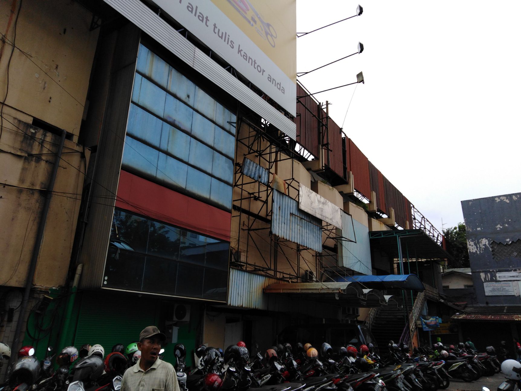 Sisi luar Pasar Tunjungan di Jalan Embong Malang, Surabaya. (Foto: farid/ngopibareng.id) 