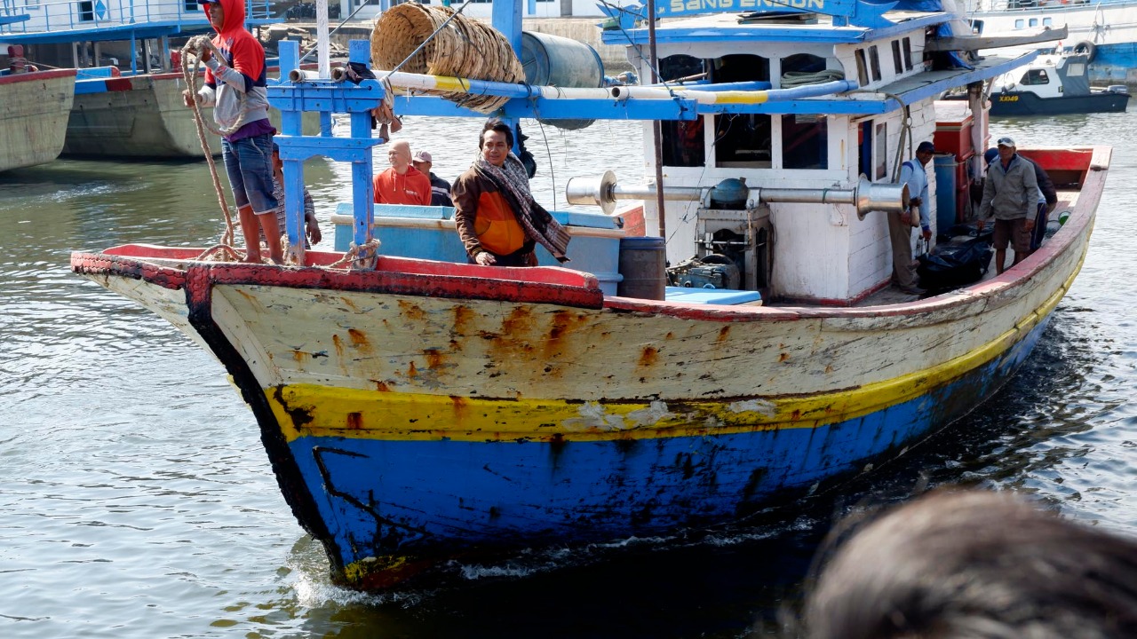 Kapal nelayan di bawah 125 GT seperti ini dilarang melaut terkait tingginya gelombang. (Foto: Ikhsan/ngopibareng.id)