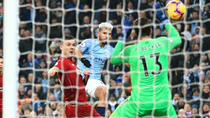 Sergio Aguero bawa Manchester City unggul atas Liverpool di babak pertama. (Foto: Twitter/@ManCity)