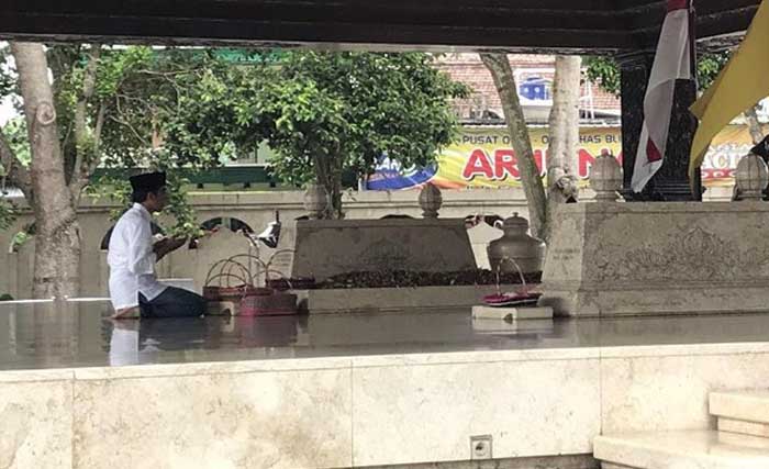 Presiden Jokowi ziarah ke makam Bung Karno hari Kamis kemarin. (Foto:Antara)