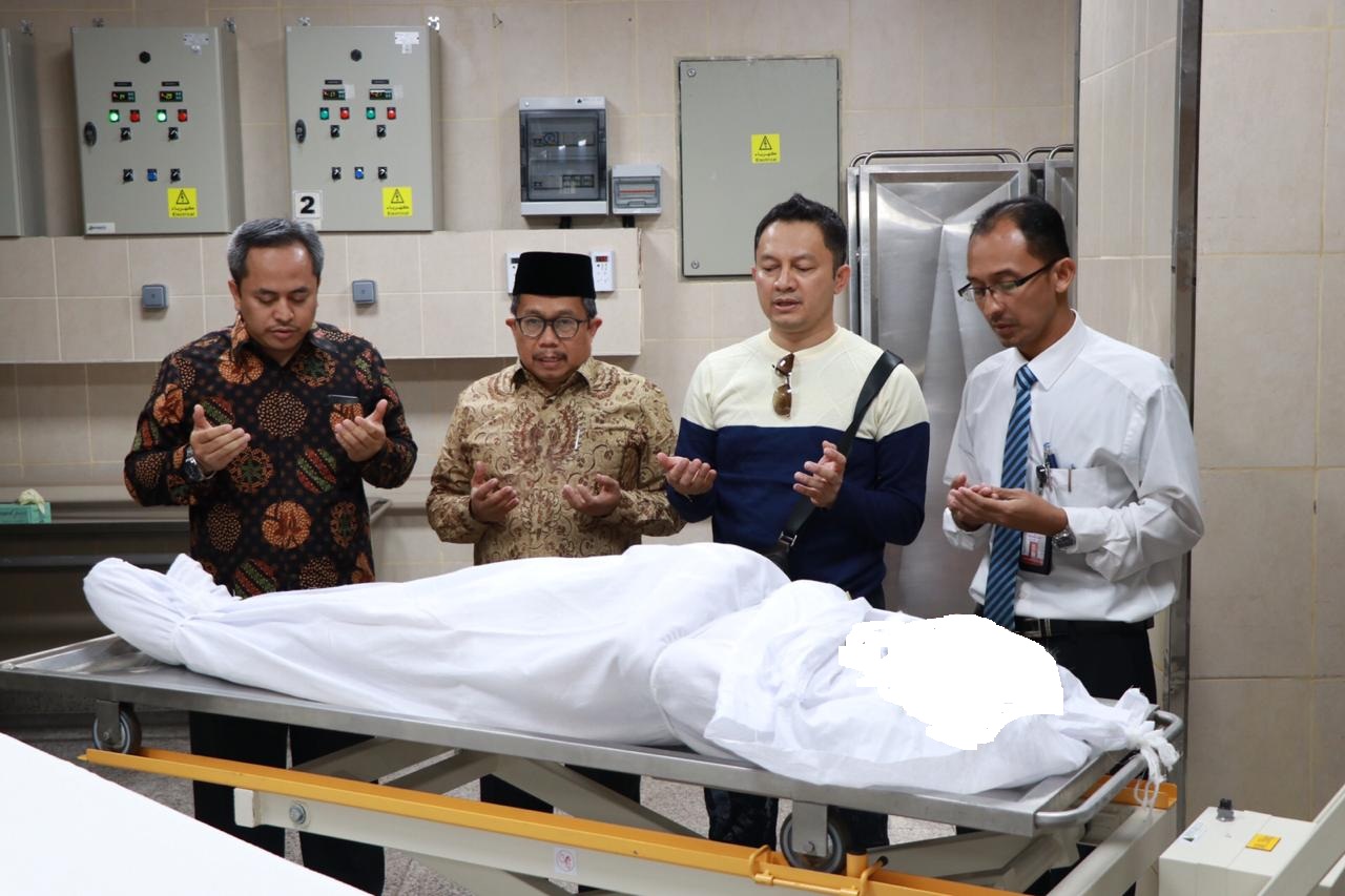 Dari kiri, Pelaksana Fungsi Konsuler-! (PFK-1) Safaat Ghofur, Konjen RI Hery M Saripudin, keluarga almarhum, dan PFK-3 Ainul Rifqi berdoa di samping jenazah Mulyono Herlambang. (Foto KJRI Jeddah)