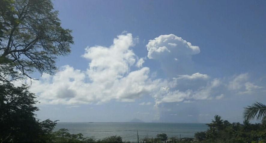 Gunung Anak Krakatau terpantau alami erupsi (4/1). (Foto: BNPB)