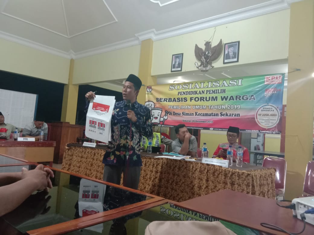 Fathur Rahman (berdiri) saat sosialisasi pemilu 2019 di Desa Siman, Kecamatan Sekaran (Foto: Totok/ngopibareng.id)