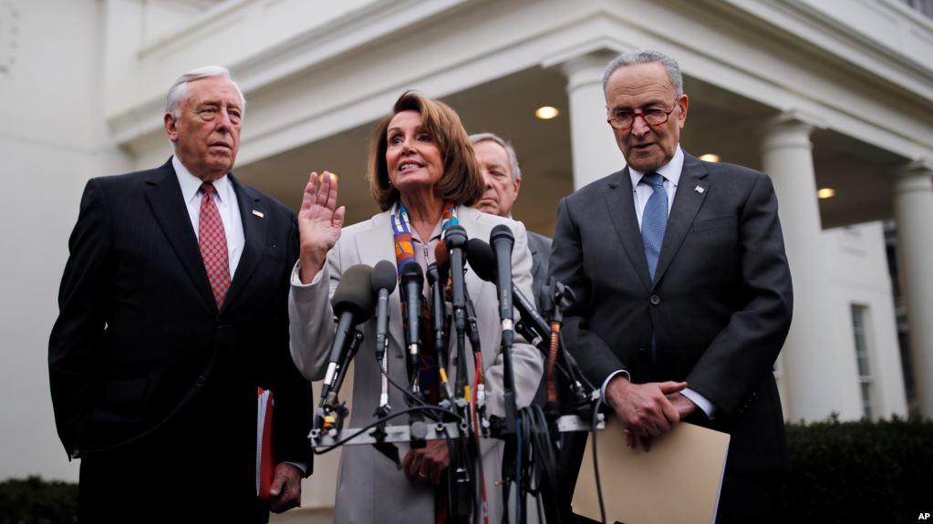 SIAP: Pimpinan faksi Republik dan Demokrat di Kongres AS, Steny Hoyer, Nancy Pelosi, Chuck Schumer, serta Dick Durbin (belakang) memberikan keterangan kepada media usai pertemuan dengan Presiden Donald Trump di Gedung Putih, Rabu 2 Januari 2018. (Foto: curtesy of voa)