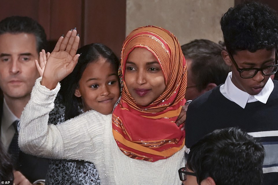 DILANTIK: Ilhan Omar mencatat sejarah baru, dilantik sebagai anggota Kongres AS. (Foto: curtesy of voa)