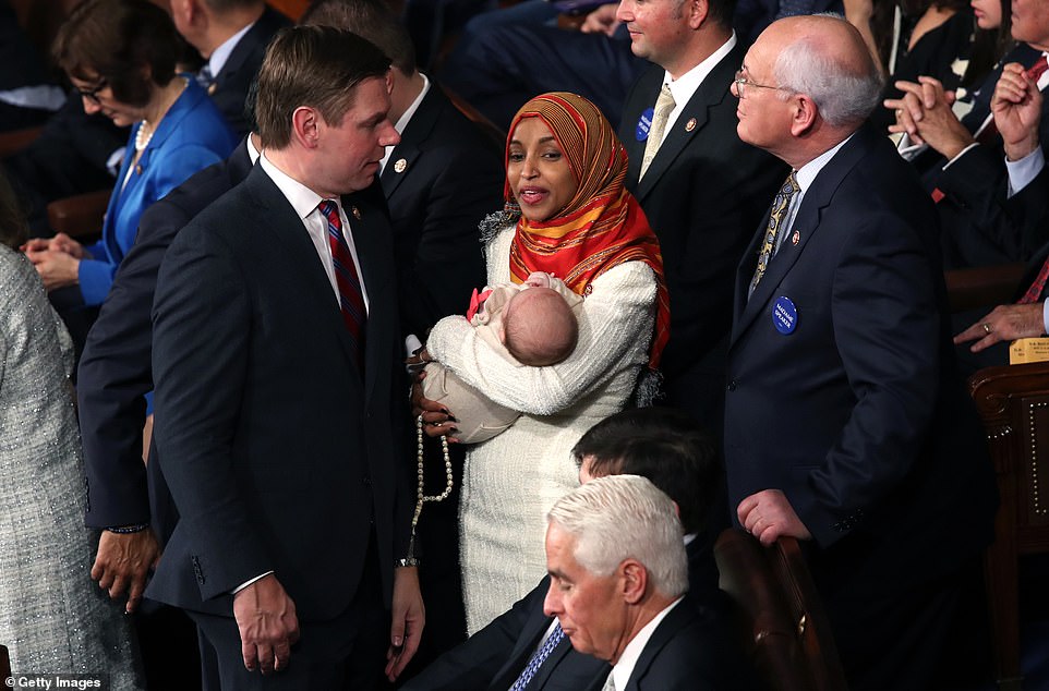SAYANG ANAK: Ilhan Omar menggendong bayi mungilnya, bersama sesama anggota Kongres dari Partai Demokrat Eric Swalwell. (Foto: curtesy of getty image)