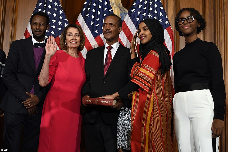 BAHAGIA BERSAMA: Nancy Pelosi berfoto bersama Ilhan Omar dan ayah serta keluarganya ketika anggota kongres Minnesota itu secara resmi dilantik. (Foto: curtesy of getty image)