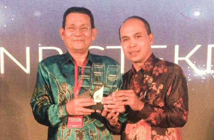 Kasubag Kearsipan dan Humas UB, Kotok Gurito (kanan) bersama Rektor UB Prof Nuhfil Hanani.