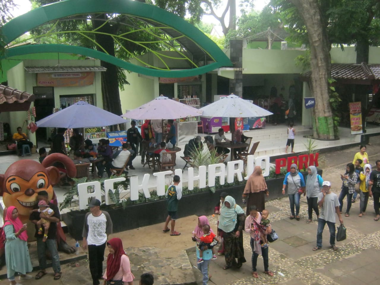 Kolam renang legendaris Bekti Harjo di Tuban, ramai pengunjung saat liburan tahun baru. (Foto: Totok/ngopibareng.id)