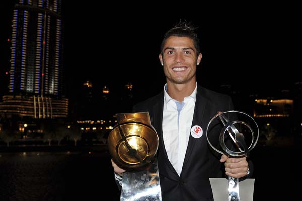 Cristiano Ronaldo menyabet penghargaan Pemain Terbaik Dunia dan Fans Award di ajang Globe Soccer Awards 2018.