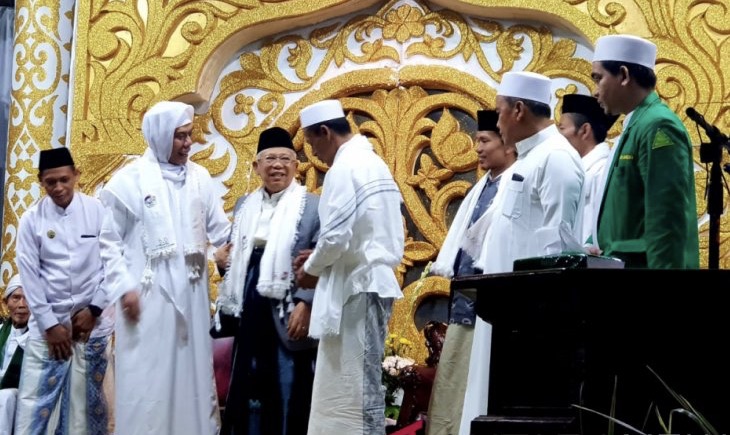 Cawapres RI Ma'ruf Amin (jas abu-abu) saat menghadiri Haul Tuan Syeikh Abdul Qodir Jaelani di Pondok Pesantren Roudhoh Al-Hikam, Cibinong, Sabtu (5/1). (Foto: dok/antara)