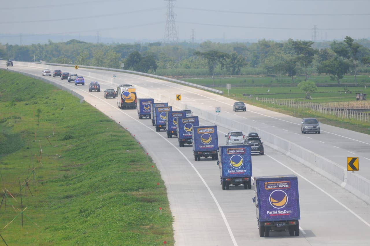 Truk pengangkut bantuan NasDem beriringan di Jalan Tol. (Foto: istimewa)