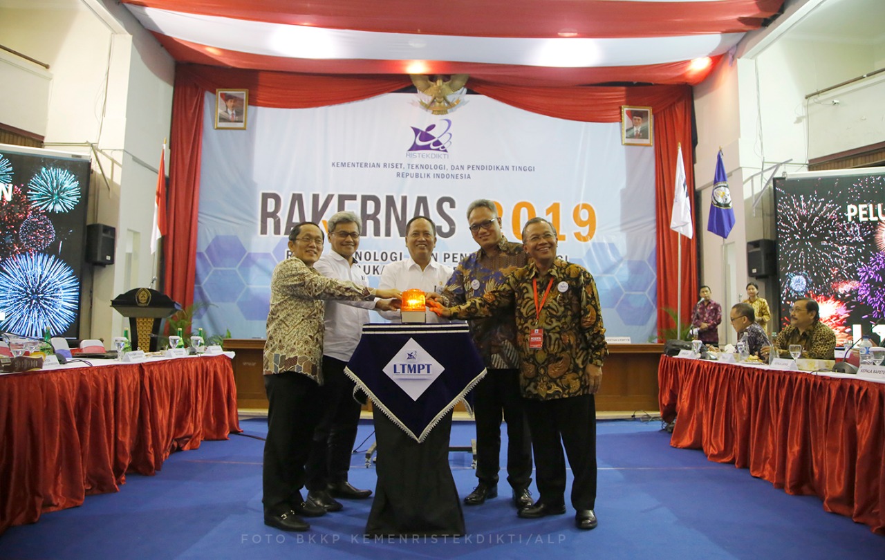 Menristekdikti saat meresmikan peluncuran LTMPT bersama Dewan Rektor PTN. (Foto: Asmanu/ngopibareng.id)