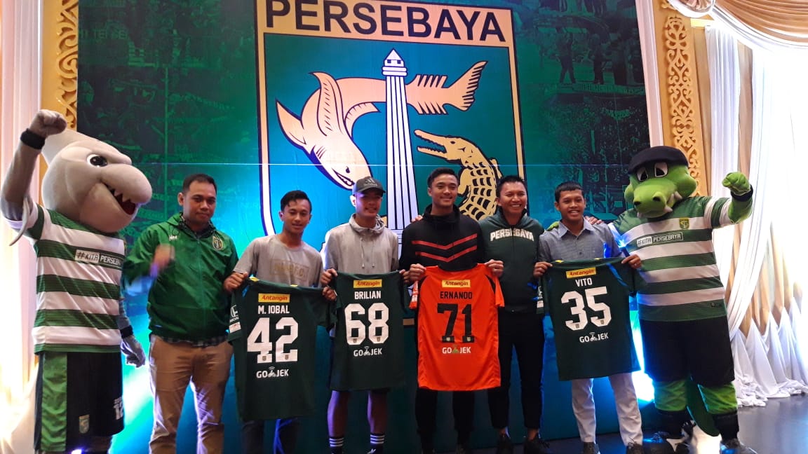 Manajer Persebaya dan empat pemain emasnya. (foto: Haris/ngopibareng.id)