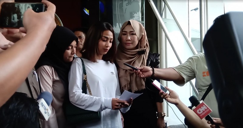 Vanessa saat dkeluar dari gedung Subdit V Cyber Crime Polda Jawa Timur, Minggu, 6 Januari 2018. (Foto: farid/ngopibareng.id)