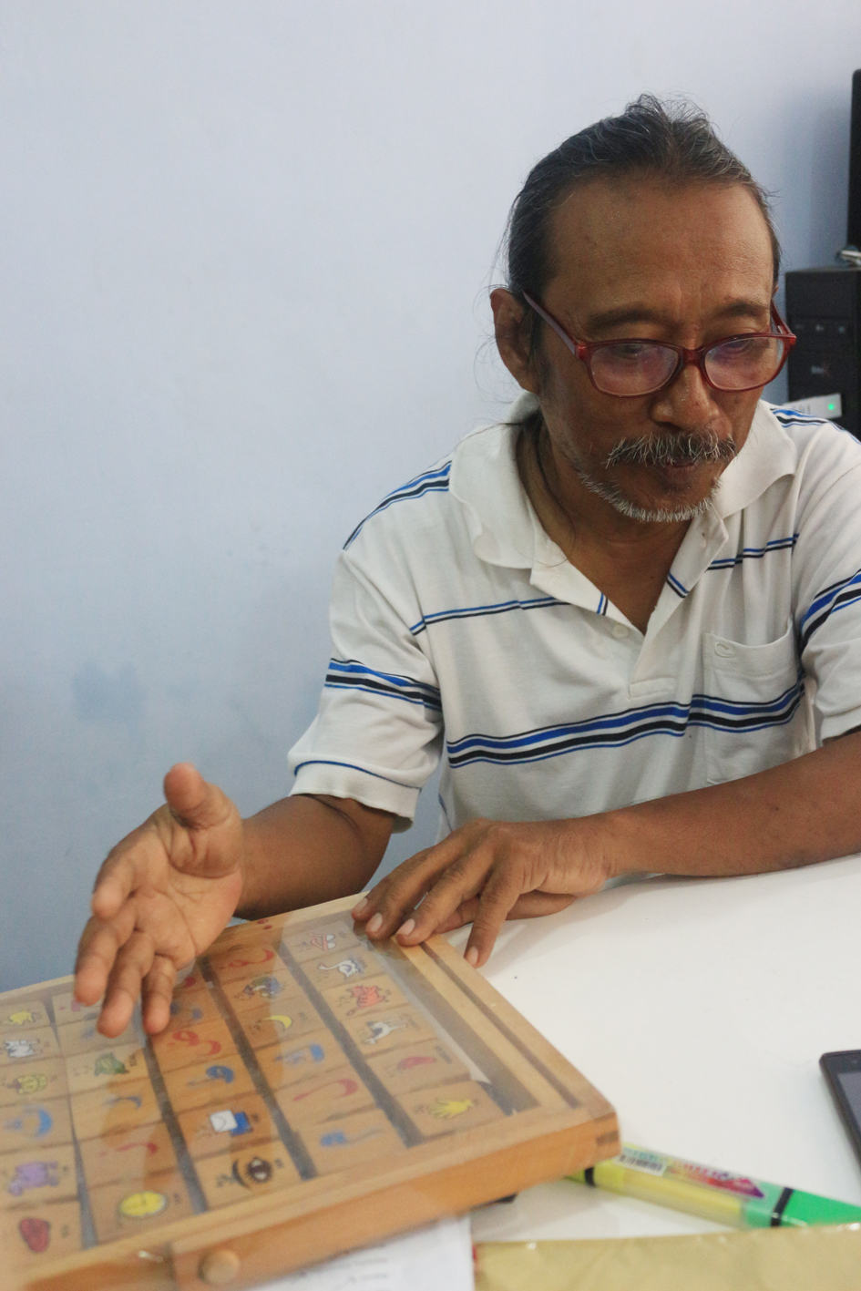 Singgang Margono, seniman kayu yang konsen dengan kayu limbah kemudian disulap jadi mainan edukatif. (Foto:Widi/ngopibareng.id)