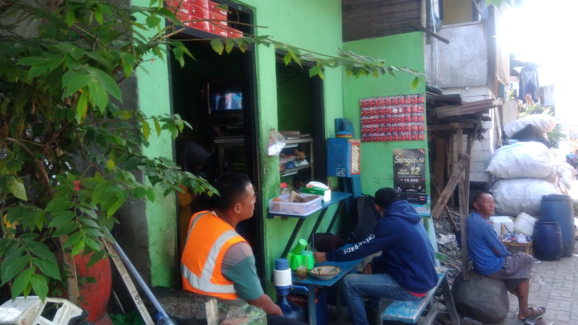 Pedagang kecil yang sering jadi sasaran bank keliling di Jakarta. (Foto: Asmanu/ngopibareng.id)