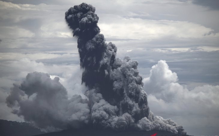 Letusan Gunung Anak diamati dari KRI Torani saat berlayar di sekitarnya (1/1). (Foto: dok/antara)