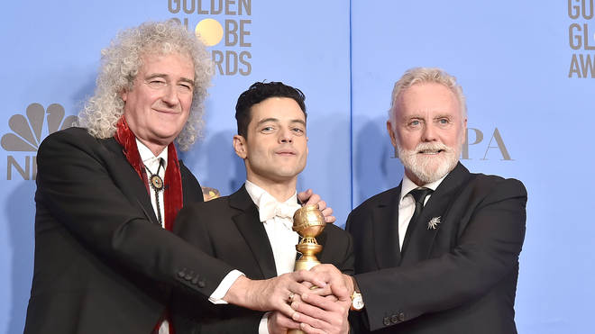 Brian May dan Roger Taylor, personel band Queen, memegang piala Golden Globe 2019 bersama Rami Malek.