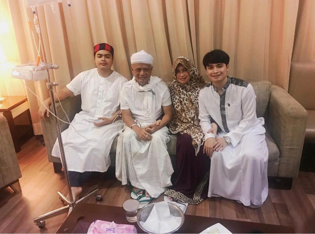 Ustad Arifin Ilham bersama keluarga saat menjalani perawatan di sebuah rumah sakit. (Foto: Instagram/alvin_411)