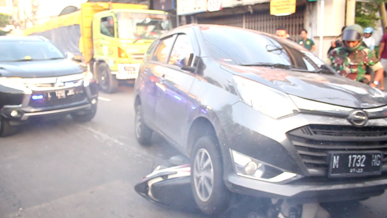 Mobil Wisnu Wardhana yang menabrakkan motor milik petugas Kejaksaan Negeri Surabaya. (Foto: Istimewa(