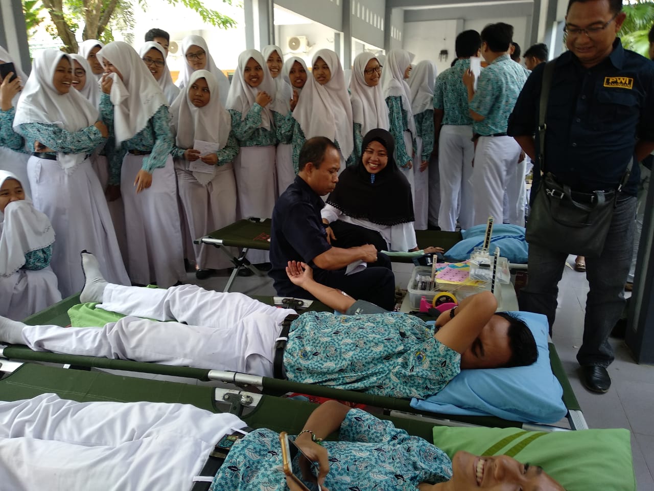 Para siswa SMU Negeri 2 Lamongan antusias mengikuti donor darah yang diadakan PWI. Lamongan (Foto:Totok/ngopibareng.id)