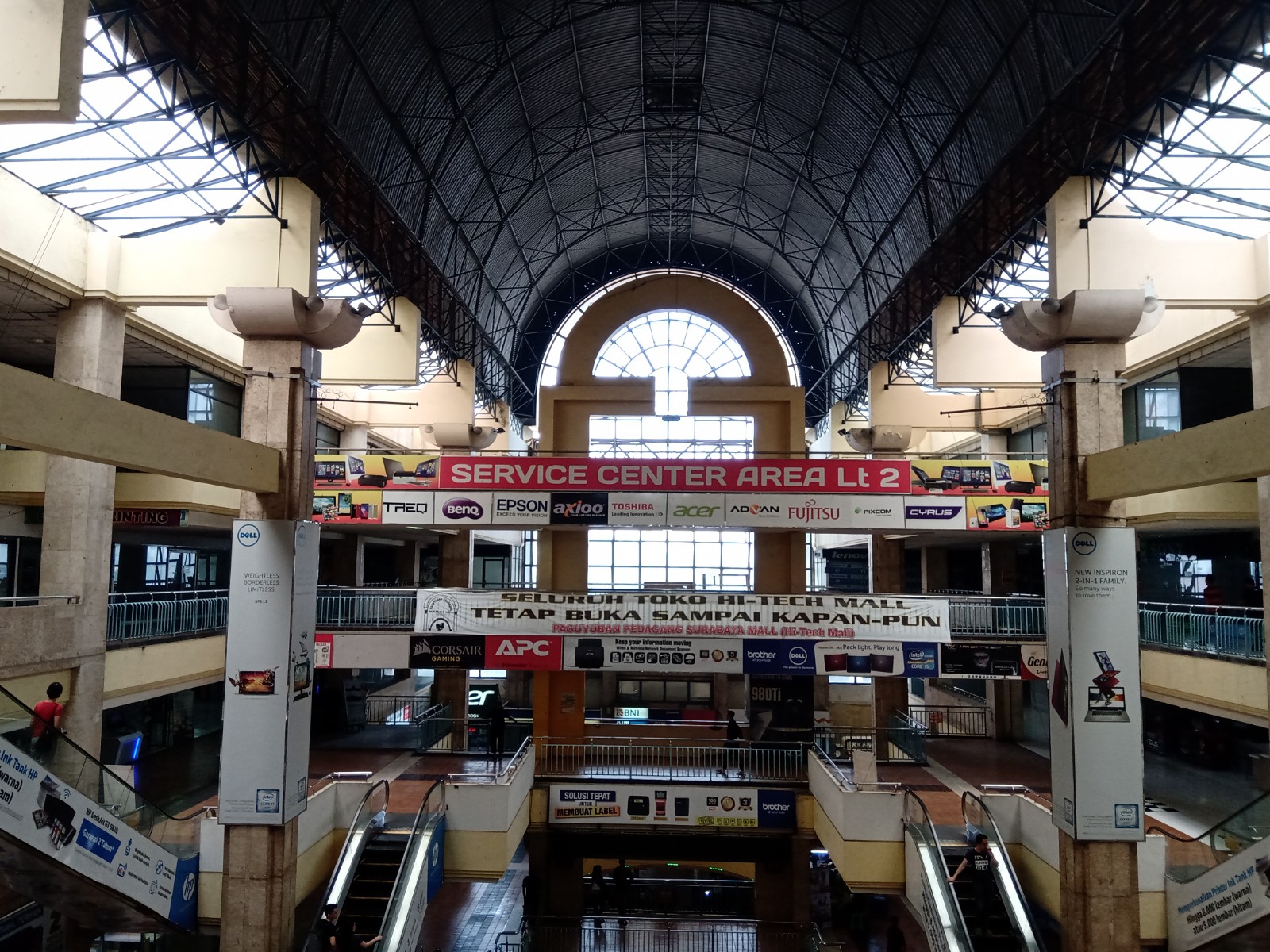 Sisi dalam Hi-tech Mall, Surabaya. (Foto: Farid/ngopibareng.id) 