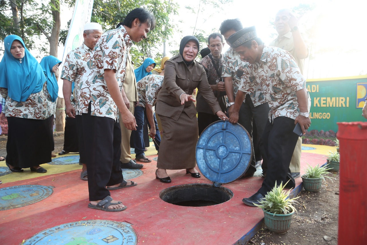 Wali Kota Rukmini meresmikan IPAL komunal di Kelurahan Kedungasem, Kota Probolinggo. (foto: humas pemkot/ngopibareng.id)