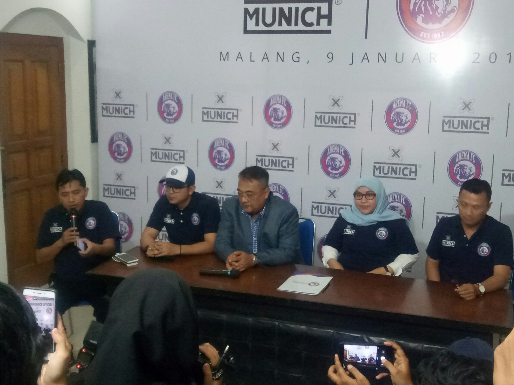 Arema FC kerja sama dengan apparel asal Spanyol, Munich-X. (Foto: Umar Alfa/Ngopibareng)  