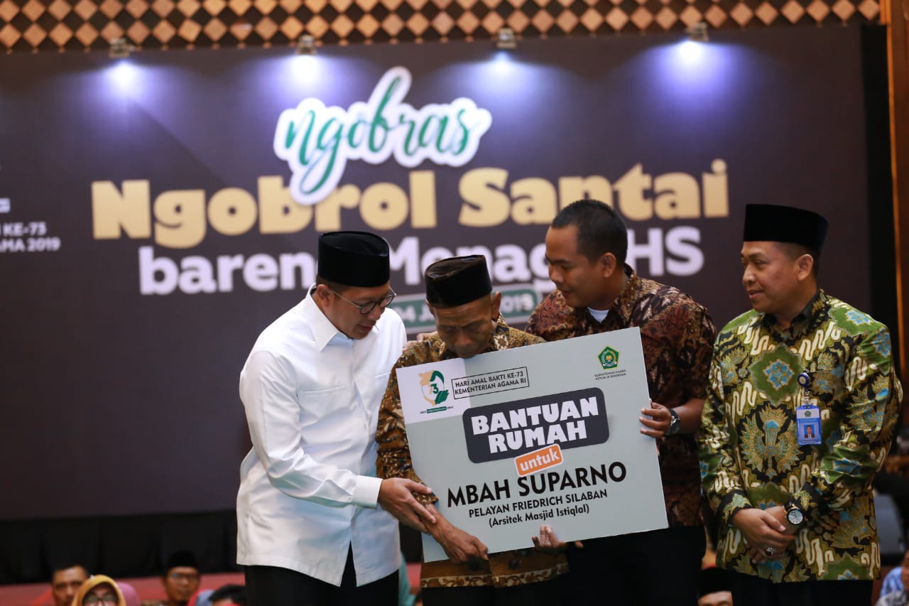 Mbah Parno saat menerima bantuan rumah dari Kementrian Agama RI. (Foto: Asmanu/Ngopibareng)