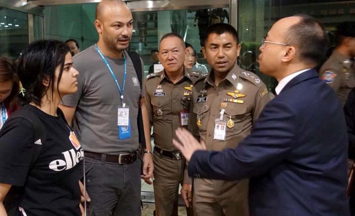 Rahaf Mohammed al-Qunun (paling kanan) saat berurusan dengan petugas imigrasi Thailand, di Bangkok. (Foto: bdnews24)