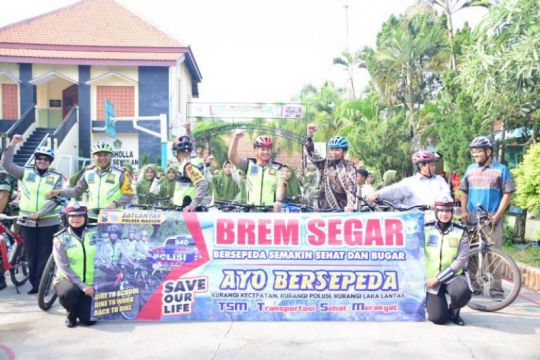 Polres Madiun mensosialisasikan gerakan bersepeda sehat. (Foto: antara)