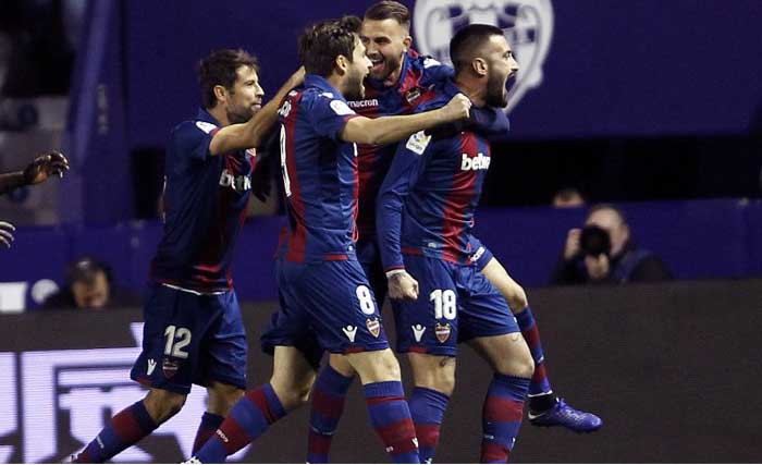 Para pemain Levante merayakan gol ke gawang Barcelona, Jumat dini hari. (Foto:AFP)