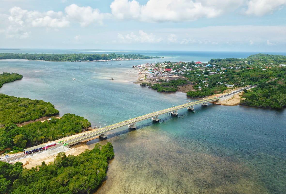 Jembatan Leta Oar Ralan di Tanimbar di Kabupaten Maluku Tenggara Barat dilihat dari udara. (Foto: Kementerian PUPR)