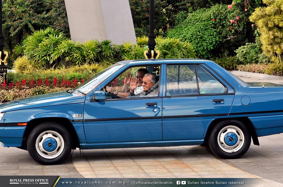 Sultan Johor menyopiri sendiri mobil jadul Proton yang ditumpangi Perdana Menteri Malaysia Mahathir Mohamad. (Foto: facebook/Sultan Johor)