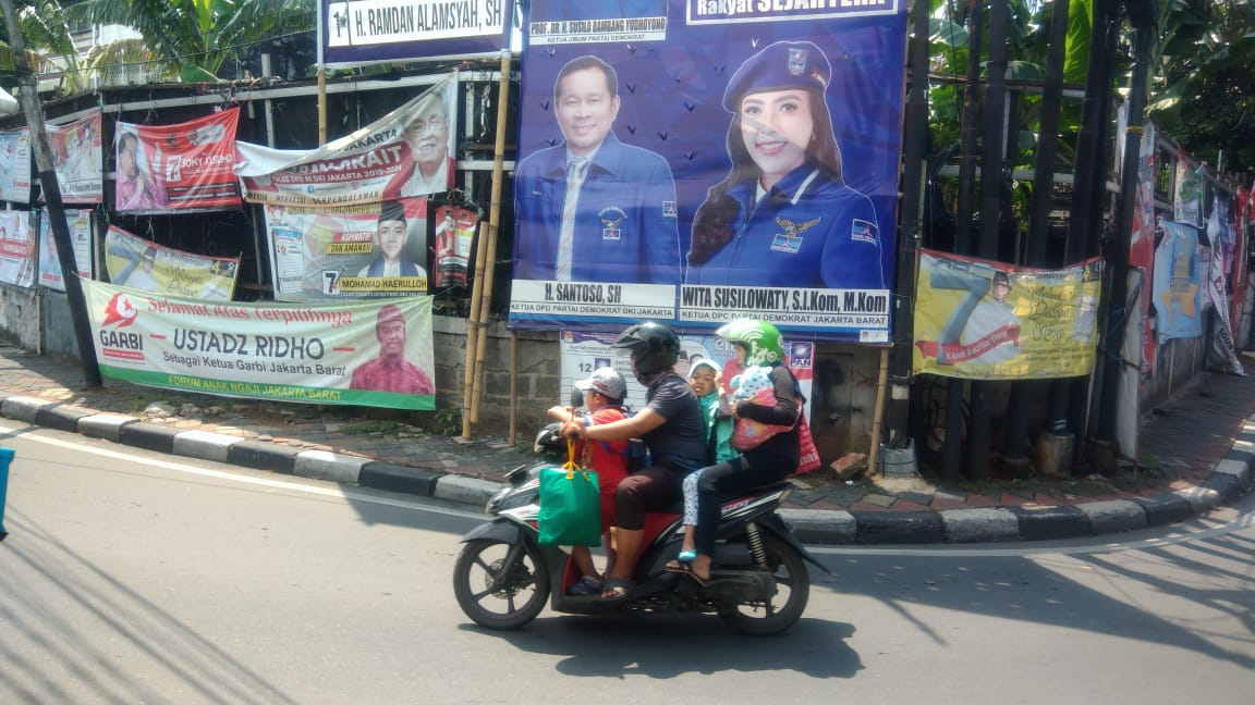 Deretan baliho para calon anggota legislatif di Jakarta. (Foto: Asmanu/ngopibareng.id)