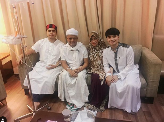 Muhammad Alvin Faiz bersama sang ayah, Ustadz Arifin Ilham, saat berobat di RSCM Jakarta.