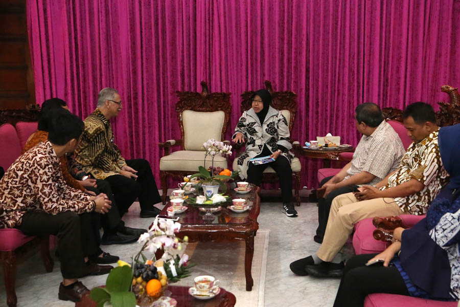 Direksi dan jajaran pimpinan PT Merpati Maintenance Facility pun mengunjungi rumah dinas Wali Kota Surabaya di Jalan Sedap Malam, Jumat 1 Januari 2019.  (Foto: Farid/ngopibareng.id)