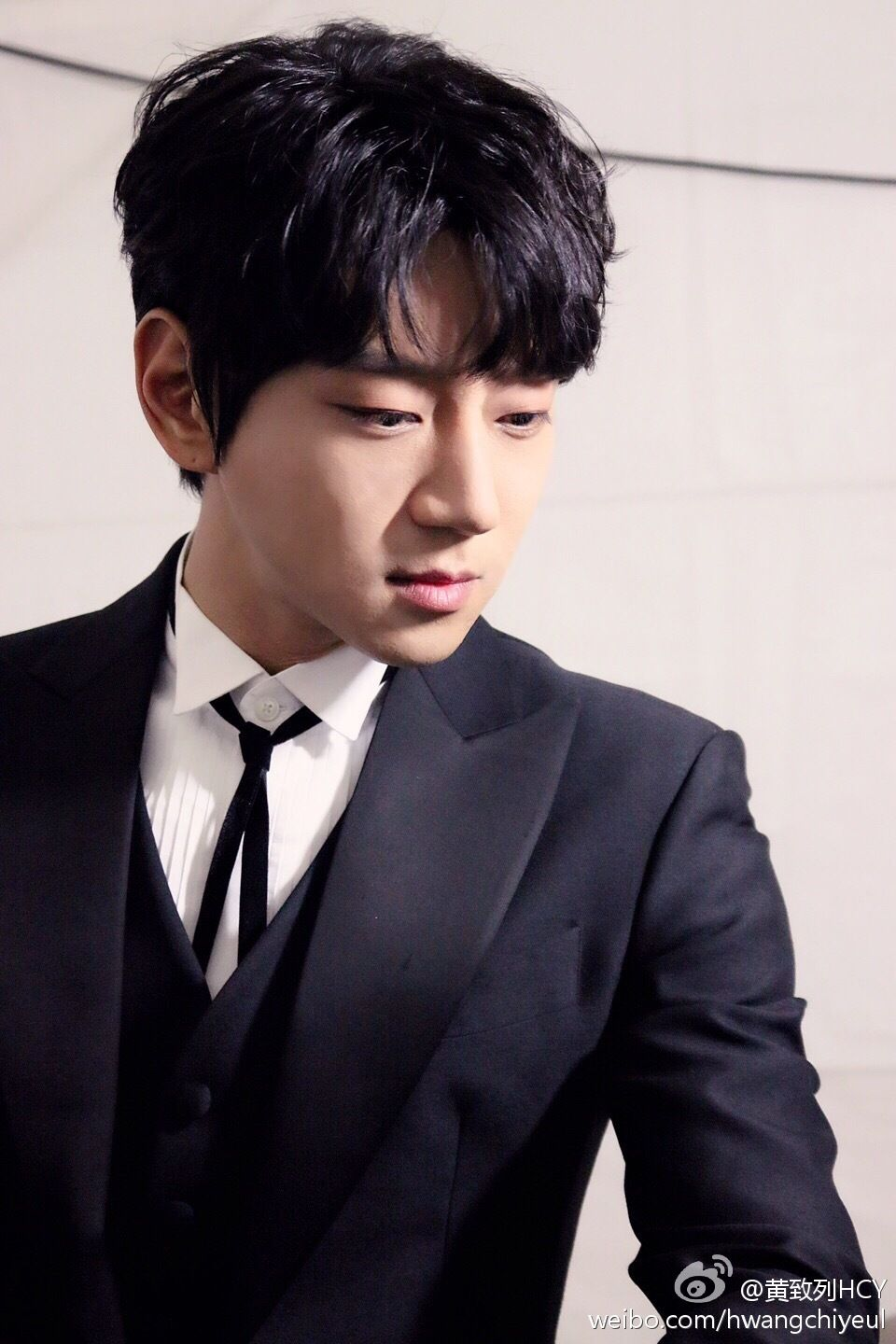 Hwang Chi Yeol merupakan penyanyi solo dan pembawa acara yang lahir pada 3 Desember 1982