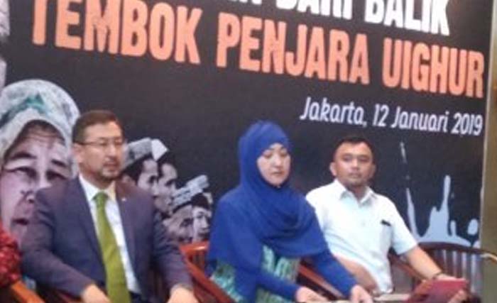 Dari kiri, Ketua Majelis Nasional Turkistan Timur (Uighur), Seyit Tumturk,  mantan penghuni kamp Gulbachar Jalilova, dan Jubir Amnesti Internasional Indonesia Haeril Ilham hadir dalam konferensi pers di Jakarta, Sabtu, mengenai kondisi muslim Uighur di China. (Foto: Indriani/Antara)