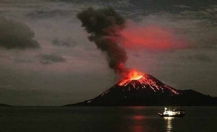 Gunung Anak Krakatau ketika mengeluarkan lava pada malam hari. (Foto:Antara)