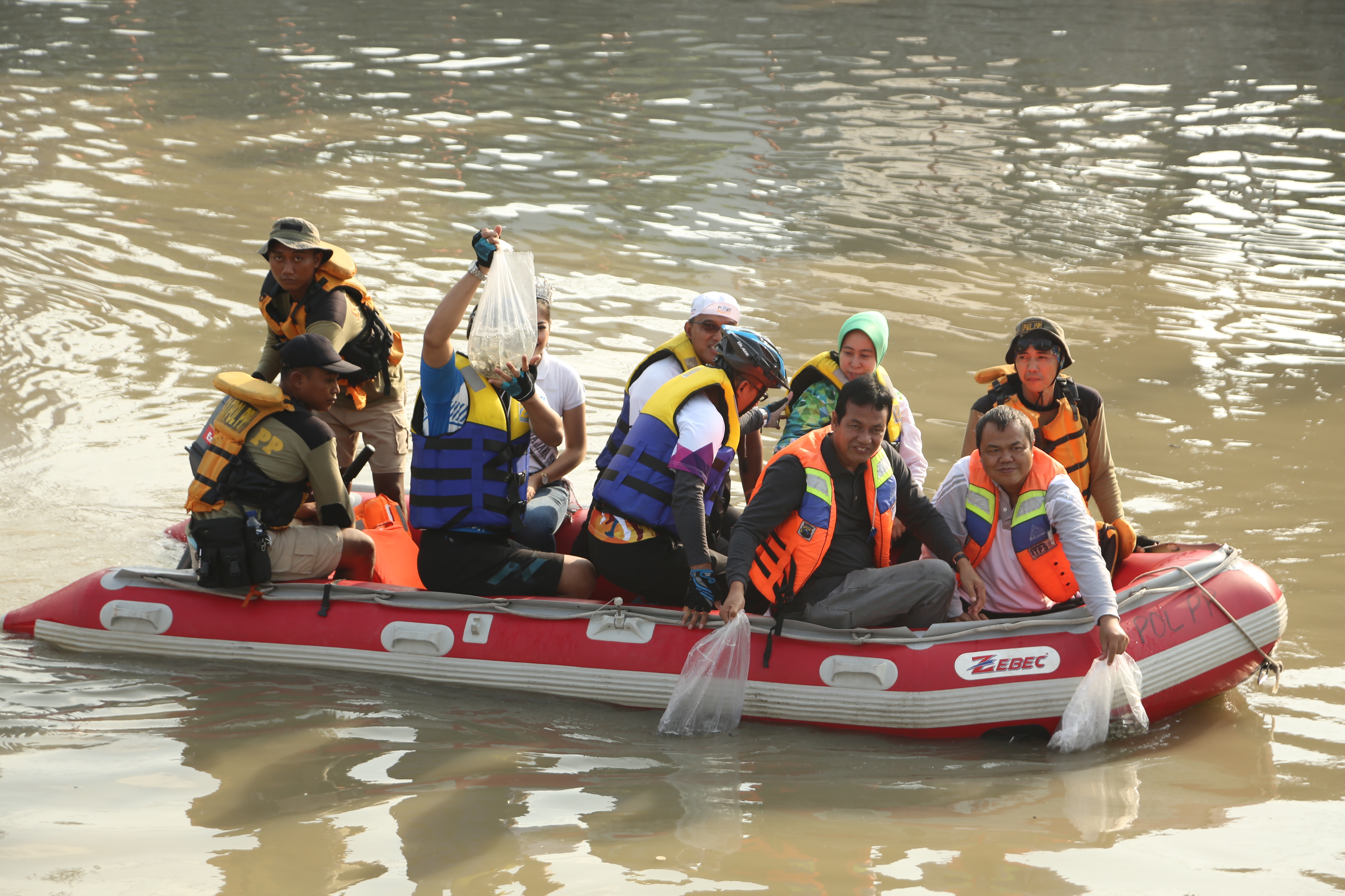 Pemerintah Kota Surabaya bersama Pelindo 3 melepas sebanyak 15 ribu benih Ikan Nila di Sungai Kalimas Surabaya, tepatnya di sisi timur Monumen Kapal Selam, Minggu 13 Januari 2018.