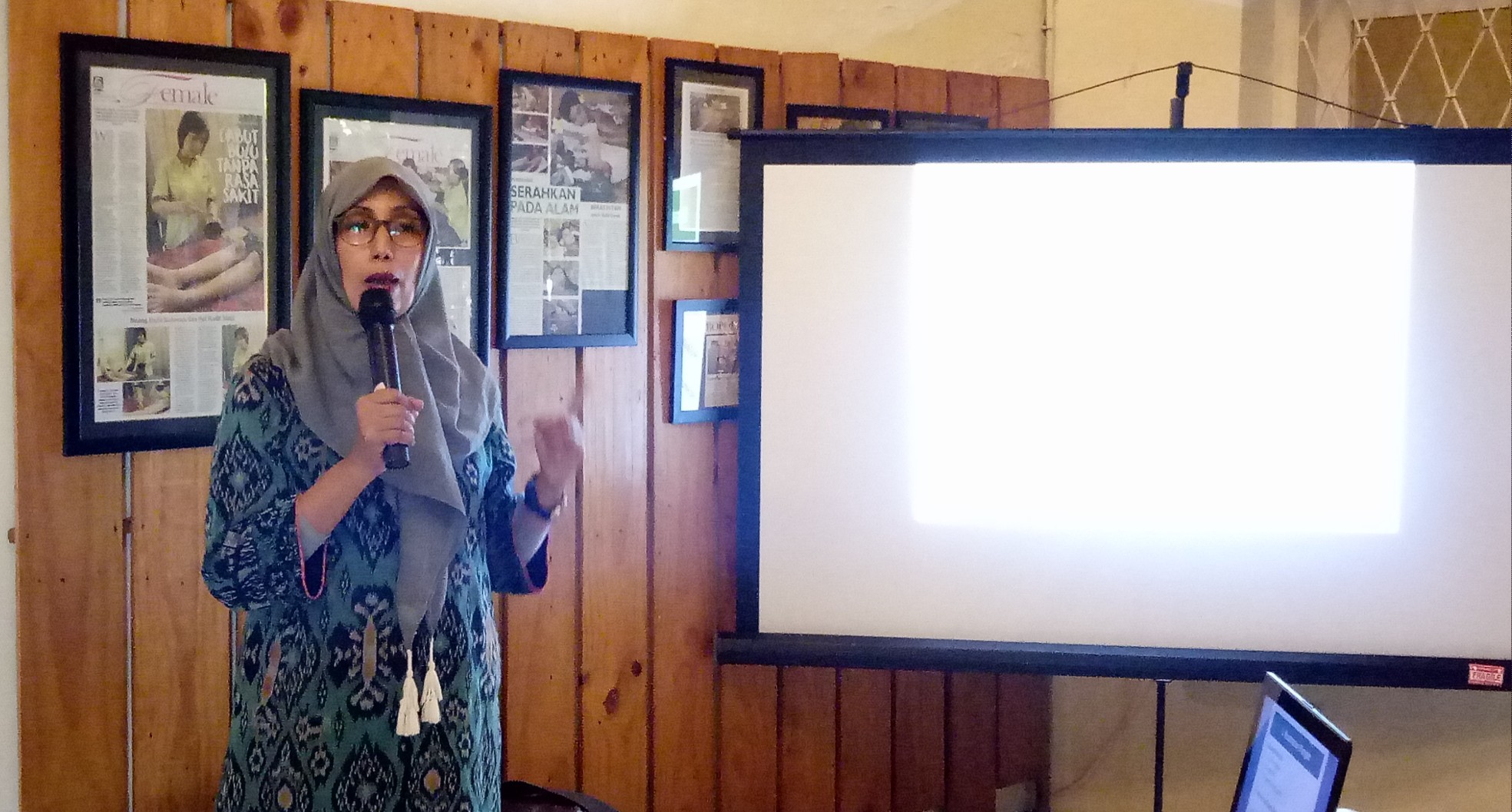 Wardah Alkatiri, Peneliti dan Research Scientish Humat Ecologi saat menyampaikan paparannya pada Organic Day, Minggu, 13 Januari 2019 di Surabaya. (Foto: Pita/ngopibareng.id)