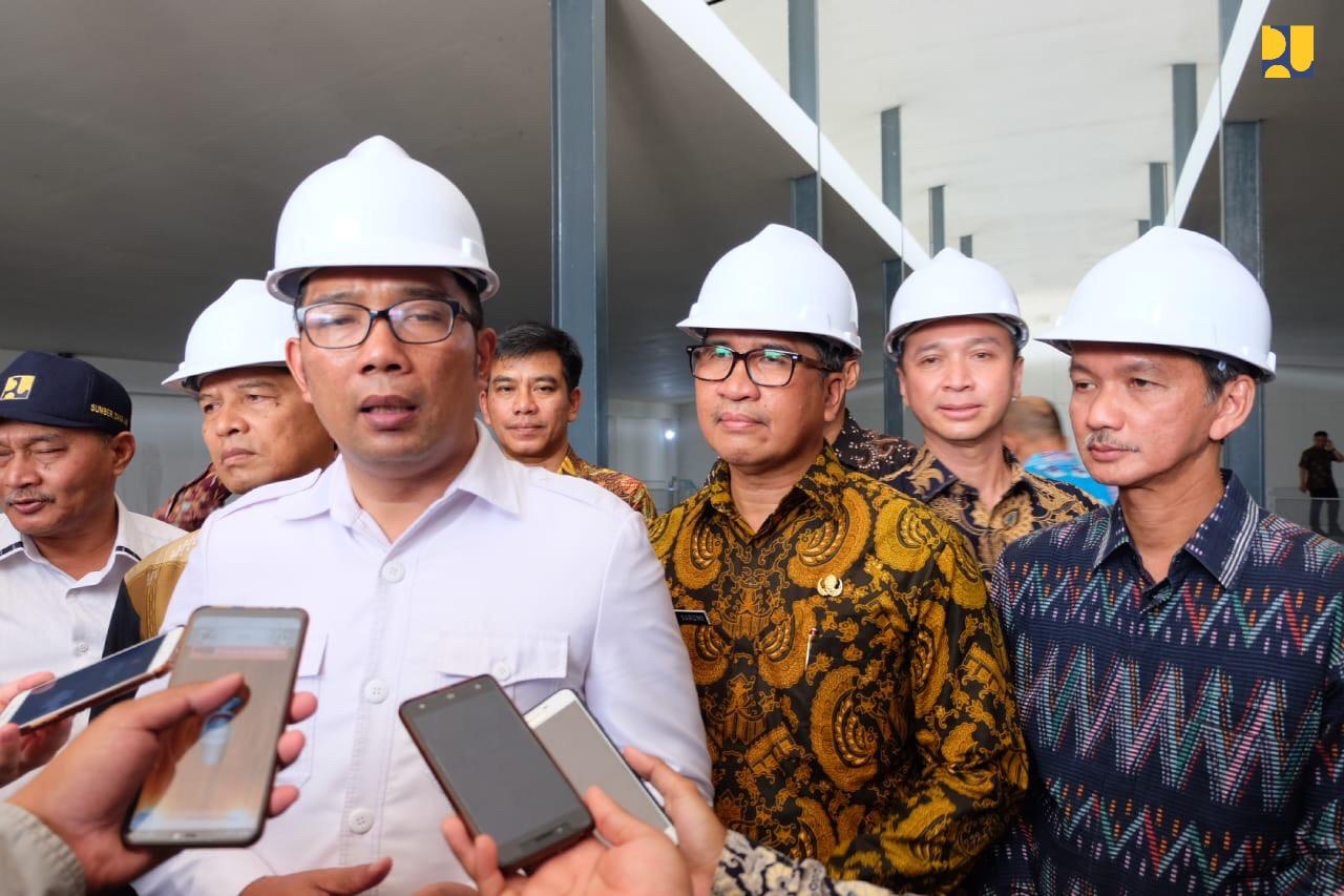 Ridwan Kamil (Kang Emil) memberikan keterangan pers usai meresmikan SPAM Metropolitan Bandung.