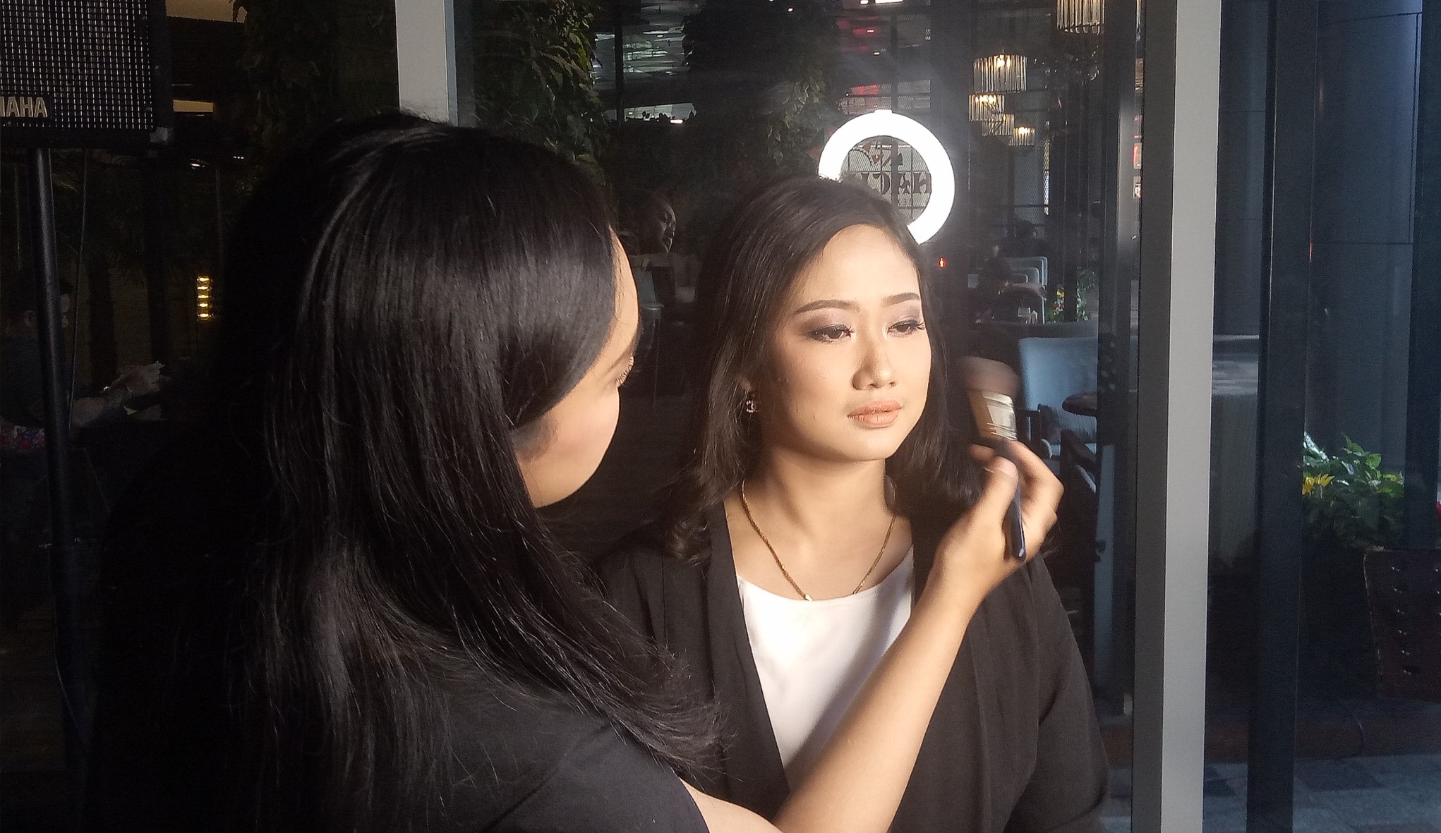 Janty saat mengaplikasikan bronzy make up look pada model 