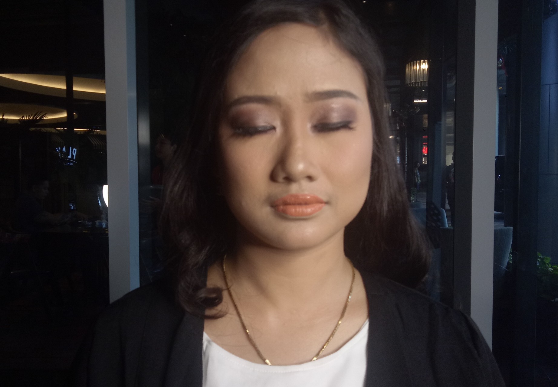Hasil bronzy make up look pada model