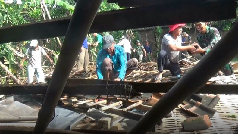 Warga dibantu TNI/Polri bergotong royong membersihkan puing-puing reruntuhan rumah yang diterang angin puting beliung di Bojonegoro, Minggu, 13 Januari 2018. (Foto: Netizen)